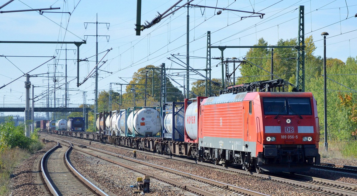 189 056-5 mit Containerzug am 03.10.15 Bhf. Flughafen Berlin-Schönefeld.