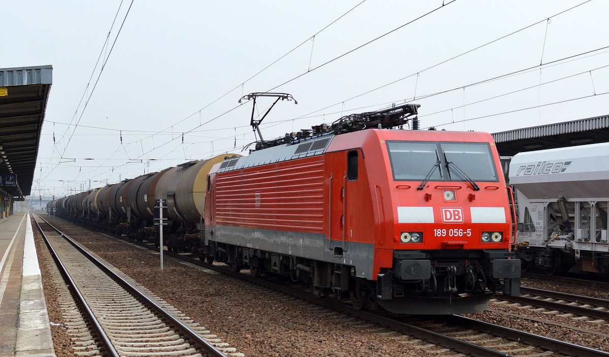 189 056-5 mit Kesselwagenzug bei der Durchfahrt Bhf. Flughafen Berlin-Schönefeld.