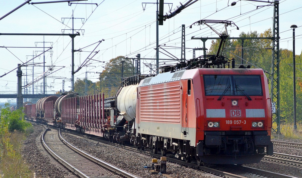 189 057-3 mit einem gemischten Güterzug am 04.10.15 Durchfahrt Bhf. Flughafen Berlin-Schönefeld.