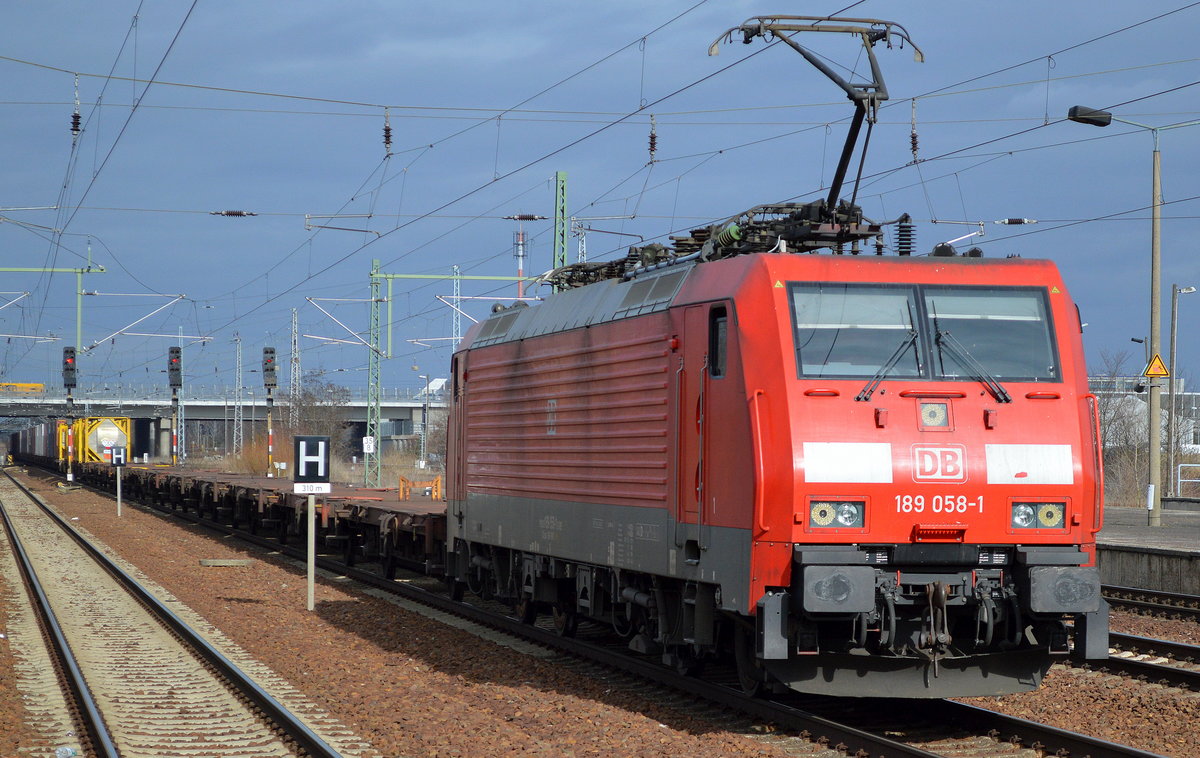 189 058-1 mit Containerzug am 16.03.17 Bf. Flughafen Berlin-Schönefeld.