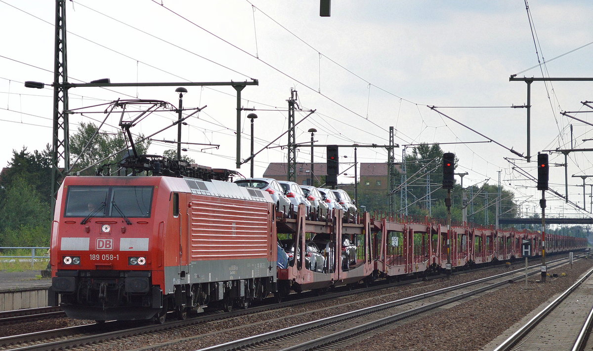 189 058-1 mit einem fast leeren PKW-Transportzug am 29.07.16 Bf. Flughafen Berlin-Schönefeld.