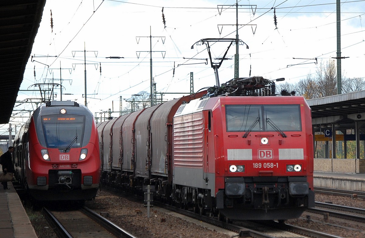 189 058-1 mit einem G�terzug f�r Stahlcoils bei der Durchfahrt im Bhf. Flughafen Berlin-Sch�nefeld, 09.11.13