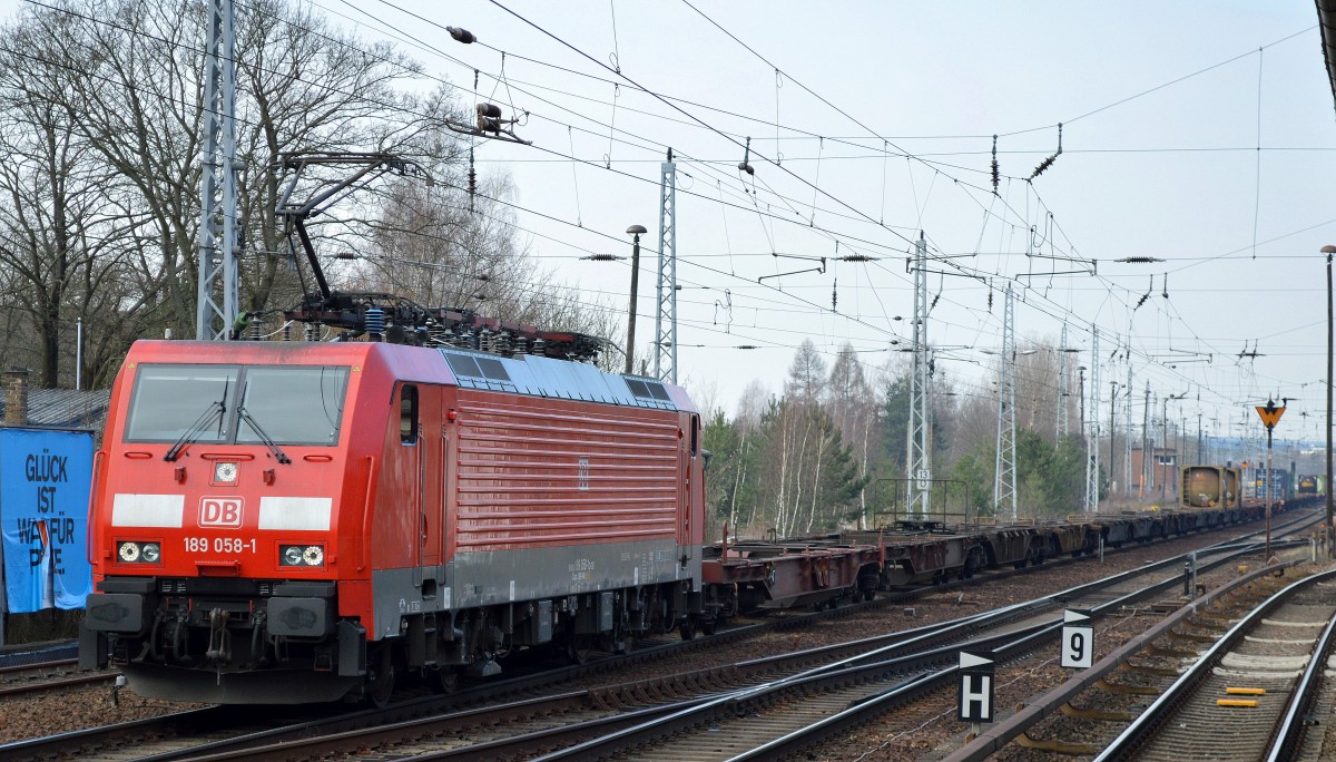 189 058-1 mit schwach ausgelastetem Containerzug am 01.03.16 Berlin-Hirschgarten.