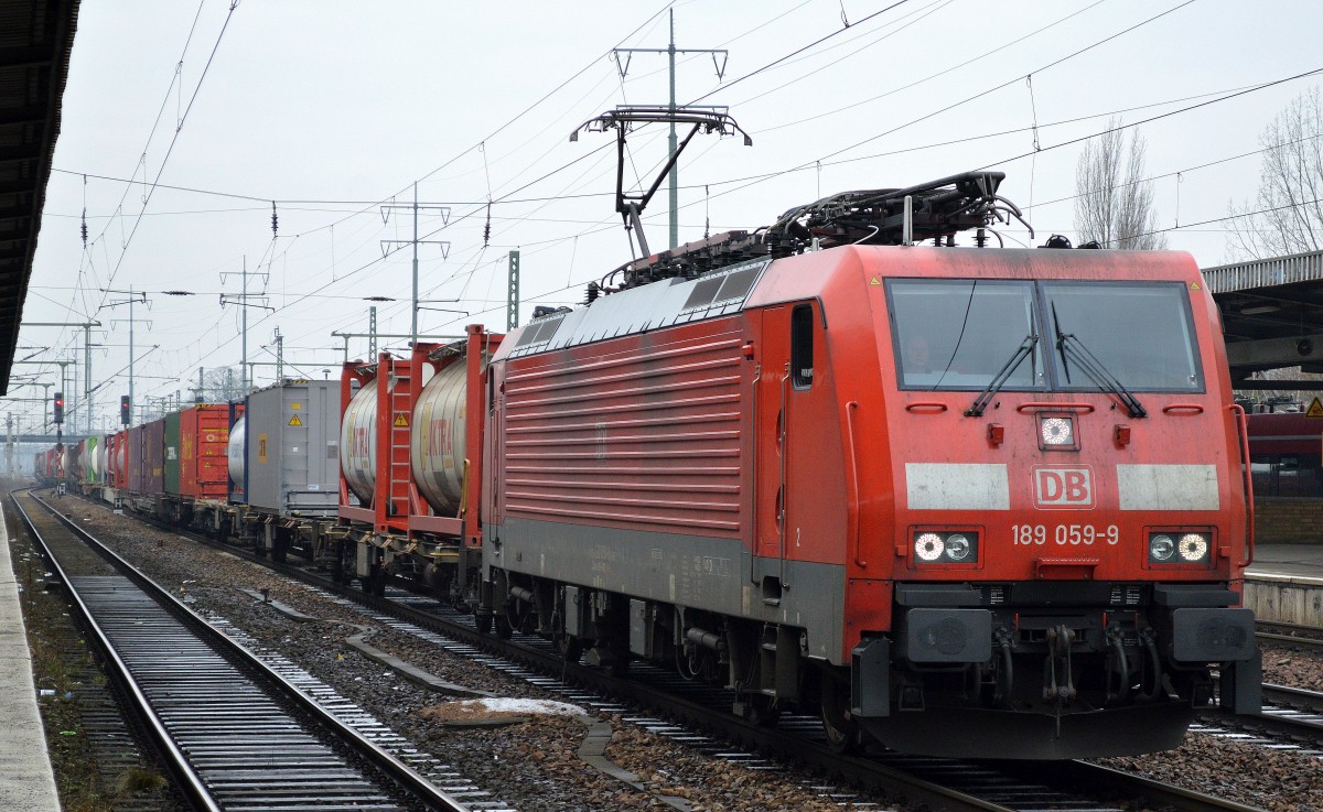 189 059-9 fährt zu einer längeren Pause mit Containerzug im Bhf. Flughafen Berlin-Schönefeld ein, 18.02.16