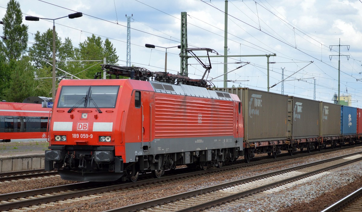 189 059-9 mit Containerzug bei der Durchfahrt Bhf. Flughafen Berlin-Schönefeld am 26.06.14