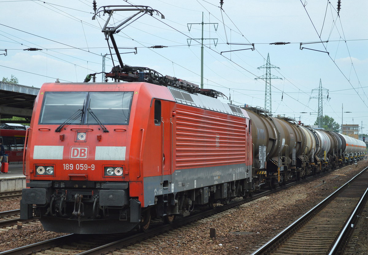 189 059-9 mit gemischtem Kesselwagenzug am 21.07.16 Bf. Flughafen Berlin-Schönefeld.