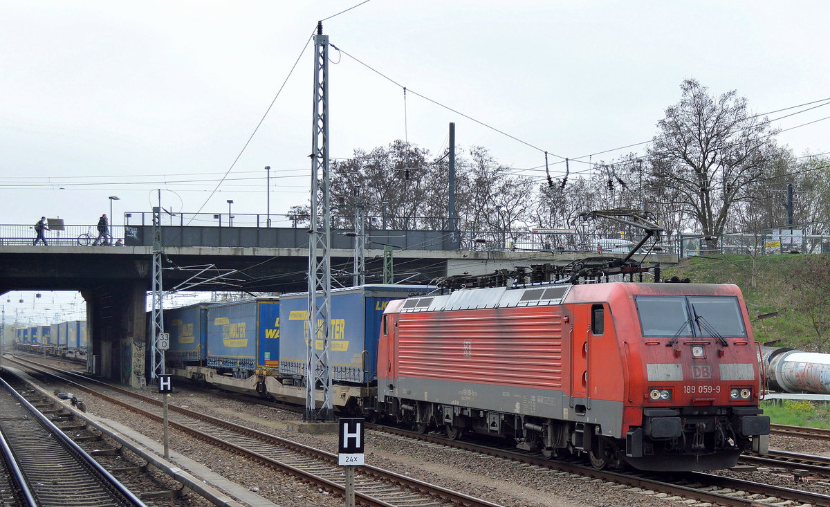 189 059-9 mit KLV-Zug (LKW-WALTER Trailer) am 04.04.17 Berlin-Springpfuhl