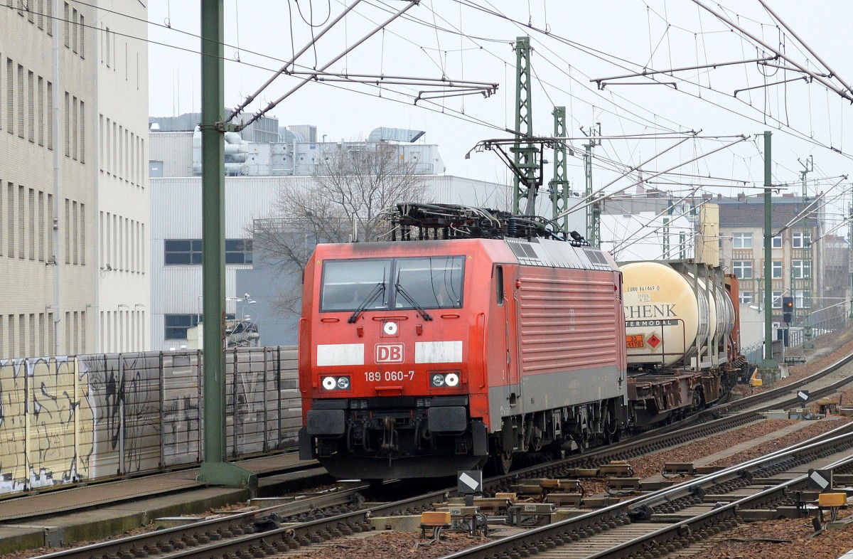 189 060-7 mit Containerzug am 28.03.15 Berlin-Wedding.