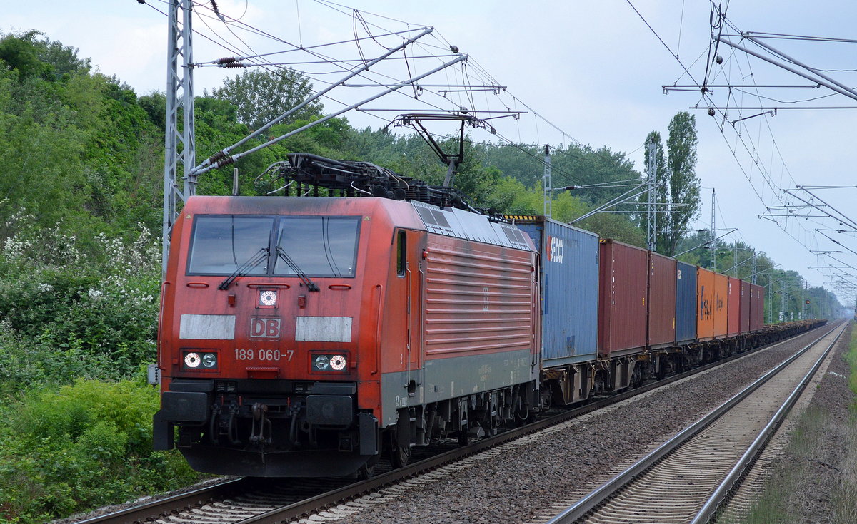 189 060-7 mit Containerzug am 12.06.17 Berlin-Hohenschönhausen.