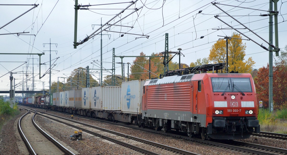 189 060-7 mit Containerzug fährt zum Kurzhalt mit Personalwechsel im Bhf. Flughafen Berlin-Schönefeld ein, 17.10.15