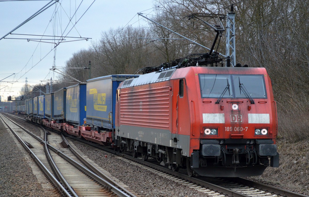 189 060-7 mit langem KLV-Zug (LKW-Walter Auflieger)am 16.02.16 Berlin-Hohenschönhausen.