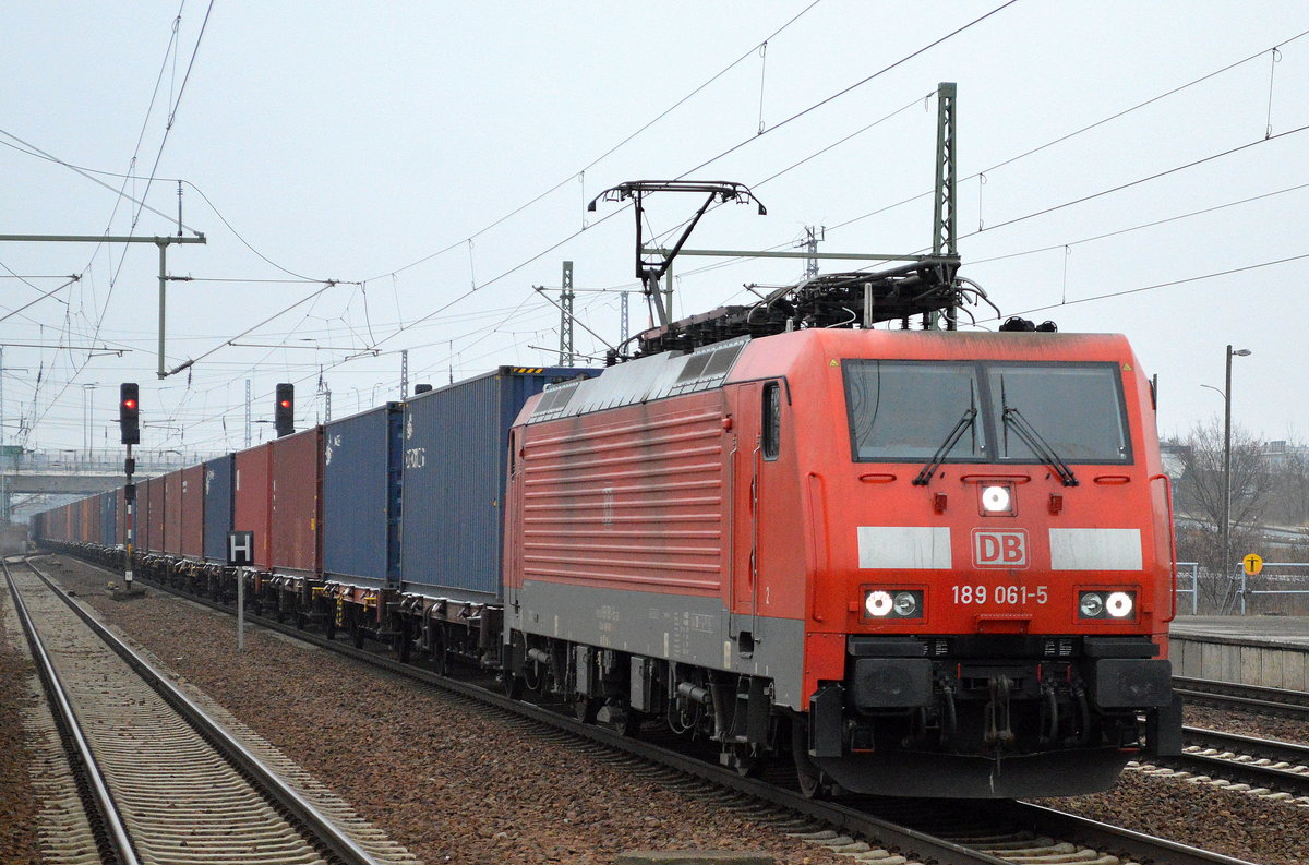 189 061-5 mit Containerzug am 06.02.17 Bf. Flughafen Berlin-Schönefeld.