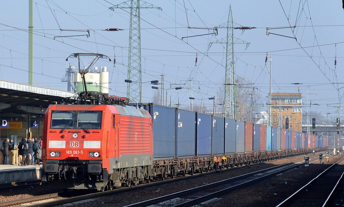 189 061-5 mit Containerzug am 13.02.17 Bf. Flughafen Berlin-Schönefeld.