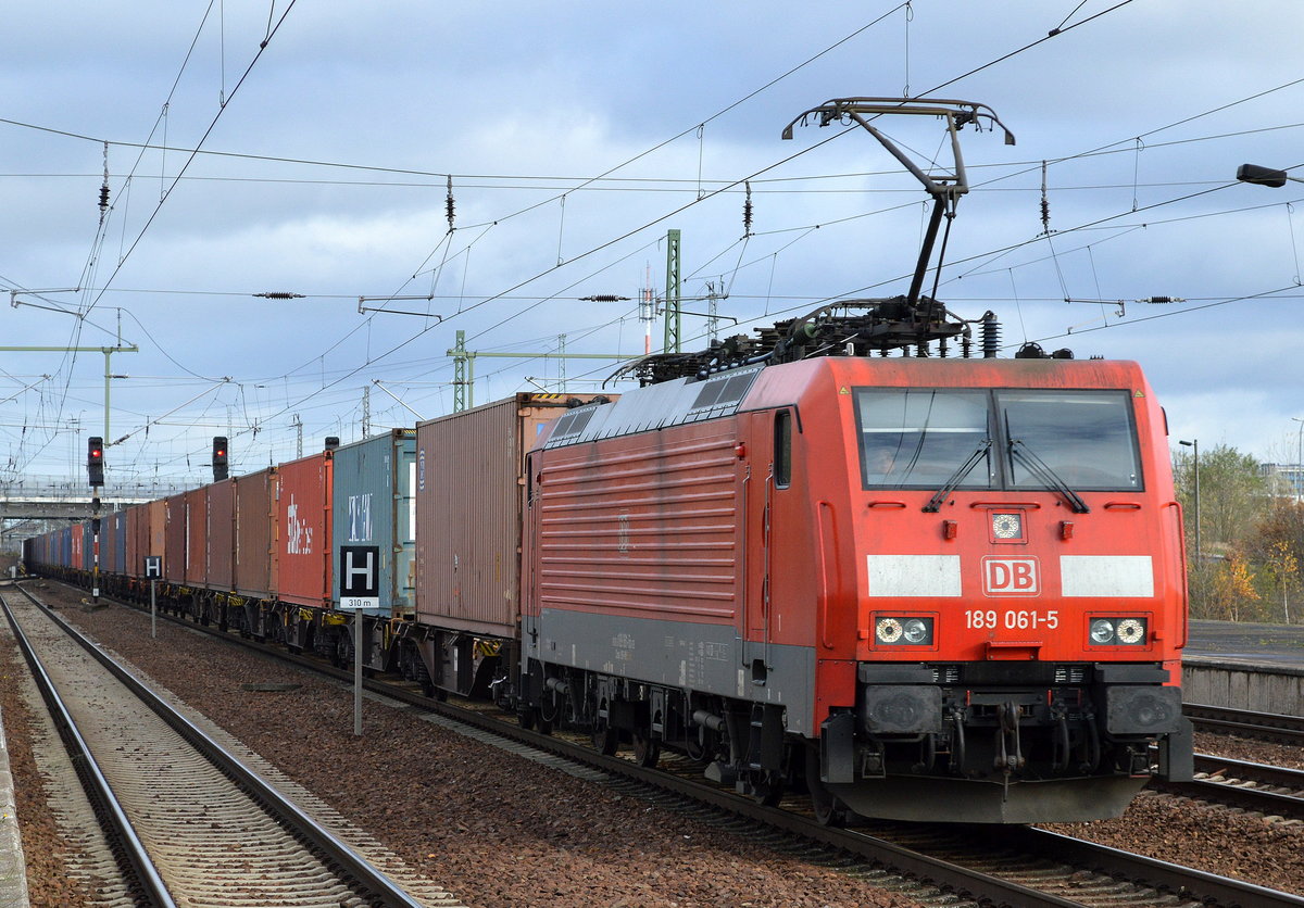 189 061-5 mit Containerzug am 20.11.17 Bf. Flughafen Berlin-Schönefeld.