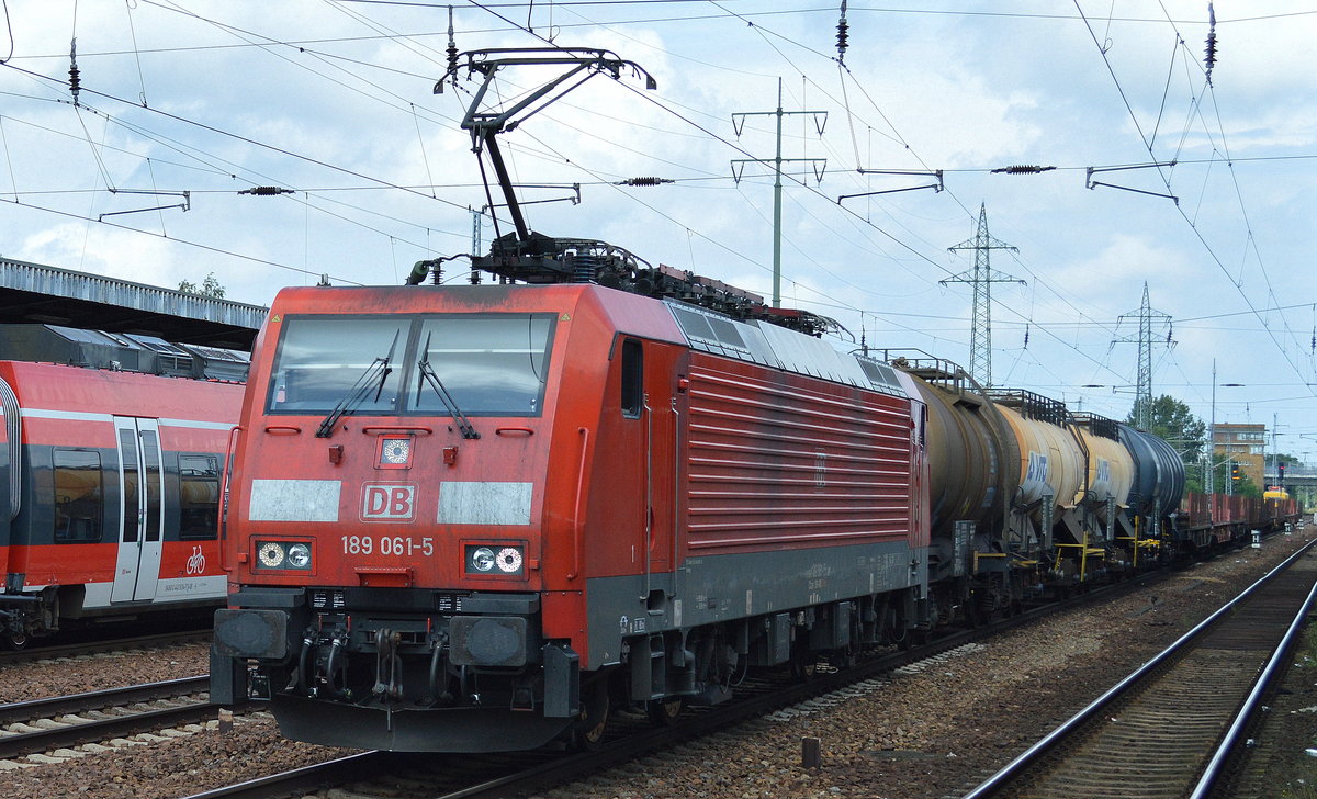 189 061-5 mit gemischtem Güterzug am 14.06.16 Durchfahrt Bf. Flughagfen Berlin-Schönefeld.
