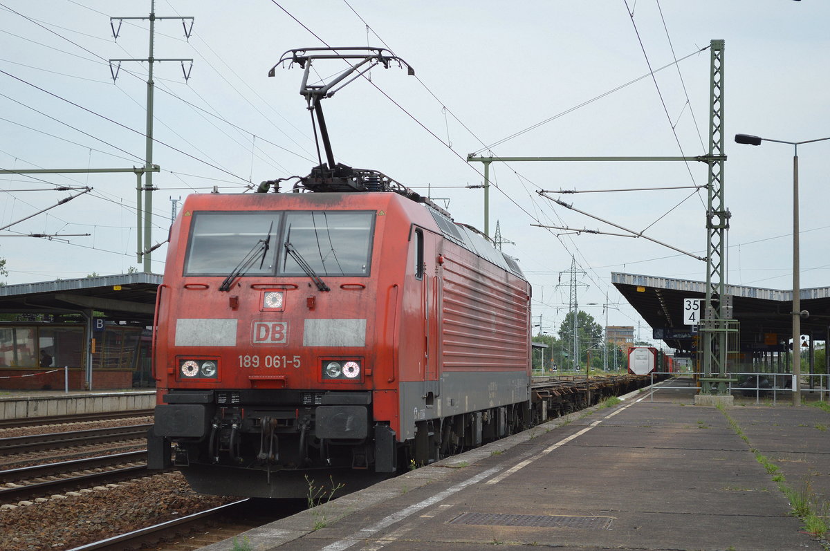 189 061-5 zum Kurzhalt mit Personalwechsel mit Containerzug am 11.07.16 Bf. Flughafen Berlin-Schönefeld.