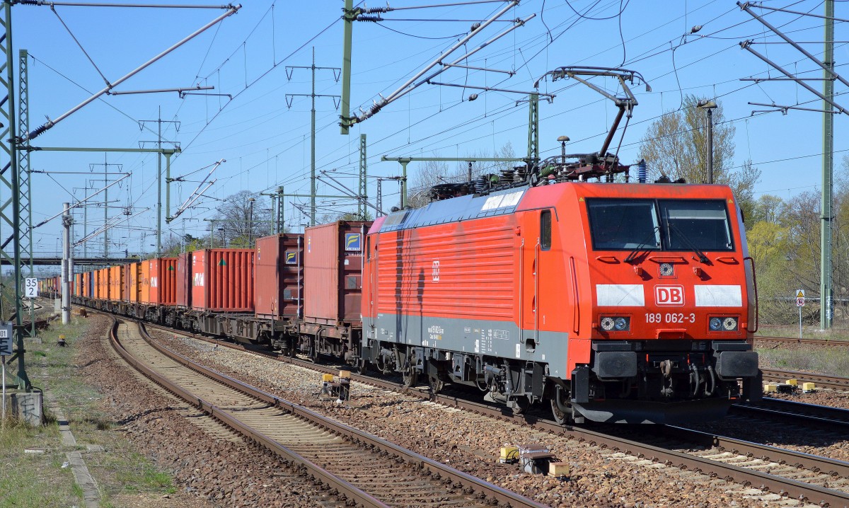 189 062-3 mit Containerzug am 21.04.15 Durchfahrt Bhf. Flughafen Berlin-Schönefeld.