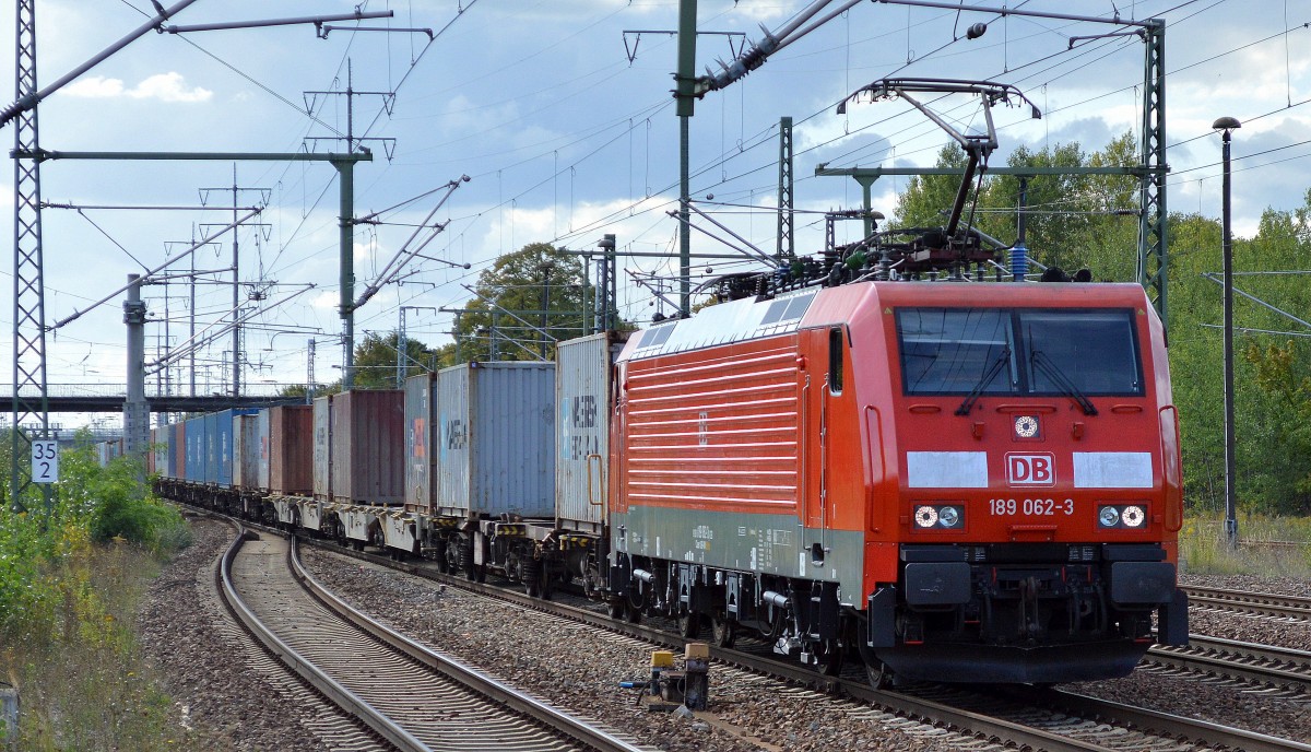 189 062-3 mit Containerzug am 26.09.15 Bhf. Flughafen Berlin-Schönefeld.