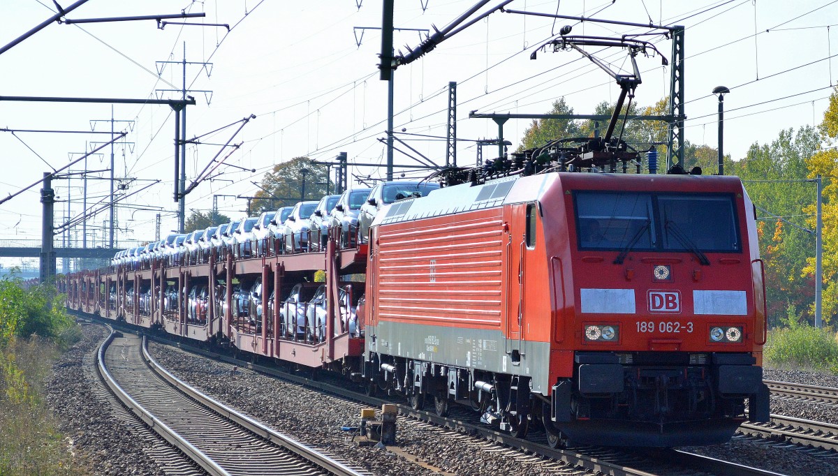 189 062-3 mit einem PKW-Transportzug zum Teil mit einigen FORD Focus bealsen am 05.10.15 Bhf. Flughafen Berlin-Schönefeld.