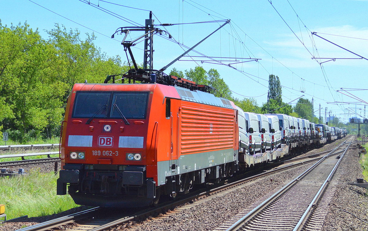 189 062-3 mit einem Transportzug fabrikneuer VW-Crafter aus polnischer Produktion am 01.06.17 Bf. Berlin-Hohenschönhausen.
