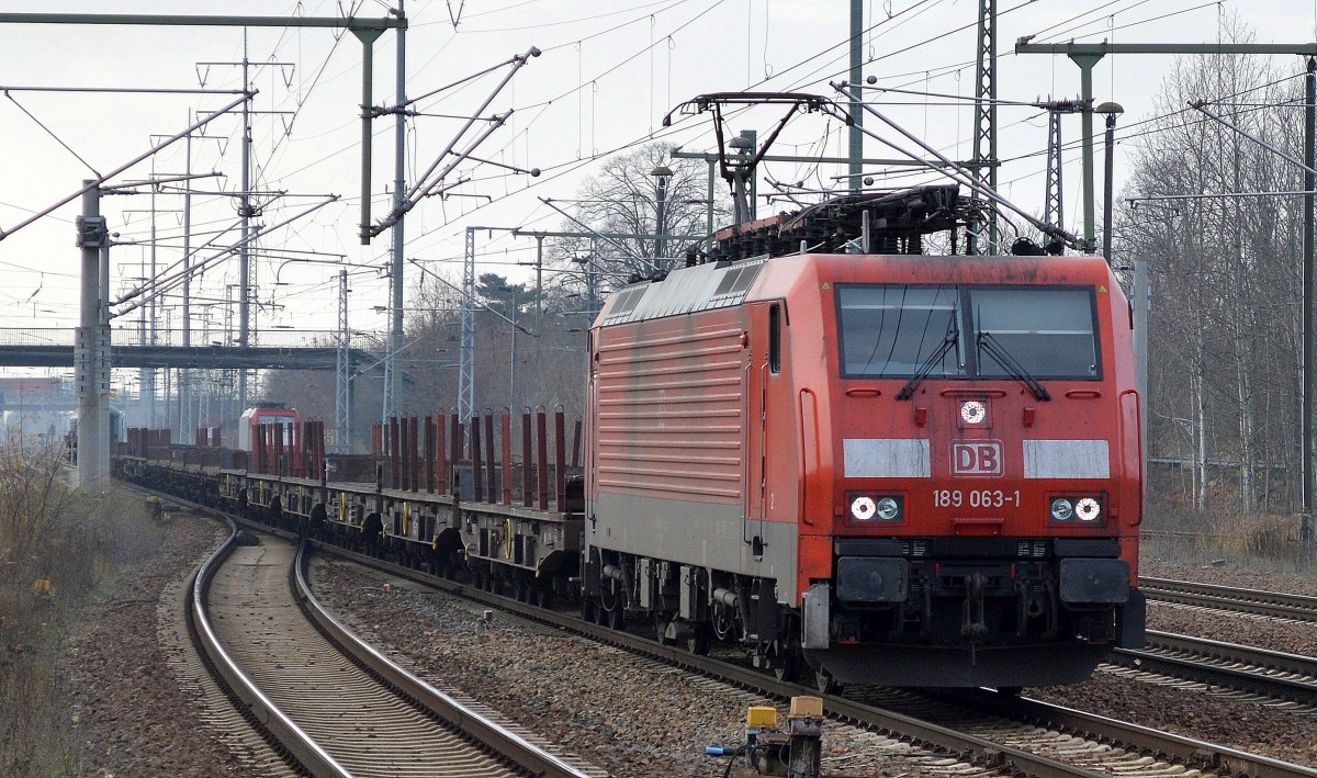 189 063-1 mit einem leeren Militärtransportzug am 27.11.15 Bhf.Flughäfen Berlin-Schönefeld.