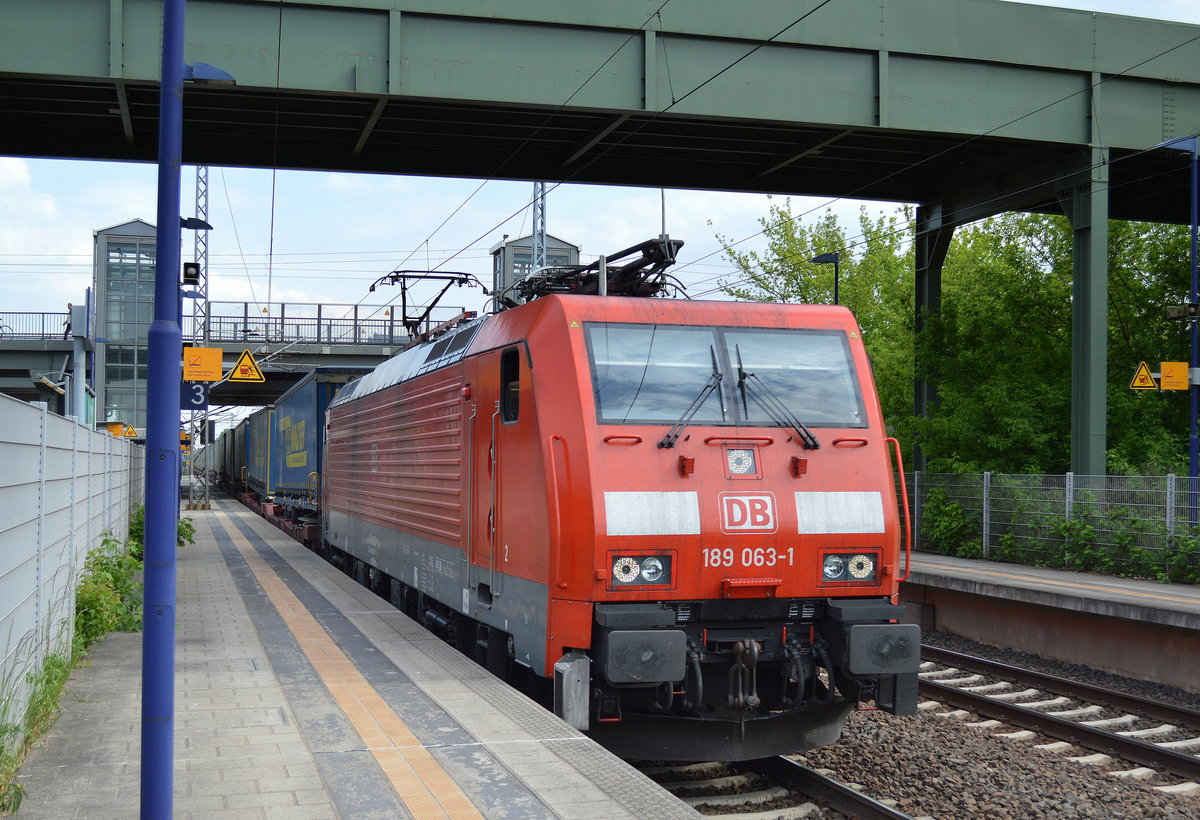 189 063-1 mit KLV-Zug (LKW-WALTER) am 19.05.16 Bf. Berlin-Hohenschönhausen.