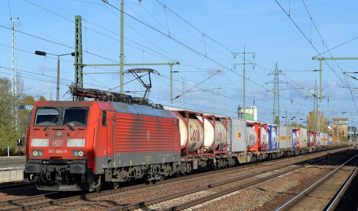 189 064-9 mit Conatainerzug am 26.10.15 Durchfahrt Bhf. Flughafen Berlin-Schönefeld.