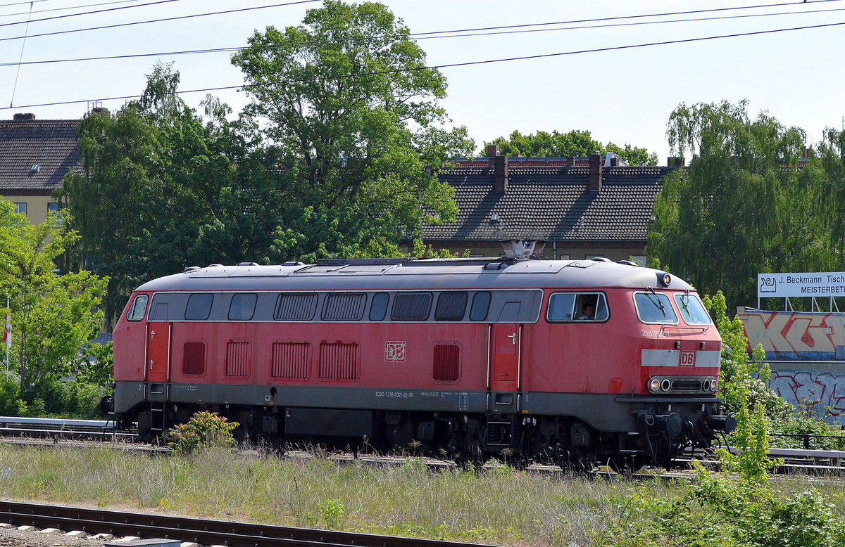 218 832-4 auf dem Rückweg auf den S-Bahngleisen Höhe Bf. Berlin-Lichtenberg Richtung Berlin Warschauer Str.