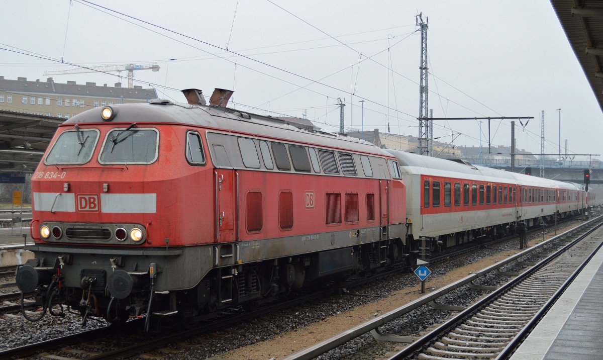 218 834-0 mit der täglichen Tour von DB-CNL Wagen Richtung Berlin Warschauer Str. zur Waschung, 07.01.15 Bhf. Berlin-Lichtenberg.