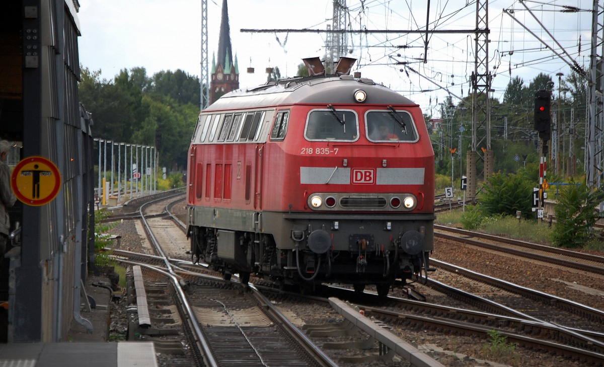 218 835-7 kommt aus Richtung Berlin-Ostkreuz und wechselt kurz vor dem Bahnsteig des S-Bhf. Berlin Lichtenberg von den S-Bahngleisen auf die DB Gleise des  Bhf. Berlin-Lichtenberg um DB-CNL Liegewagen abzuholen, 14.08.13