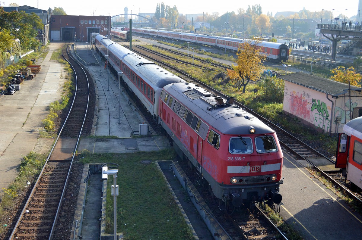 218 835-7 rangiert die DB CNL Nachtwagen aus der Waschstraße Berlin Warschauer Str. (Brücke) am 27.10.15