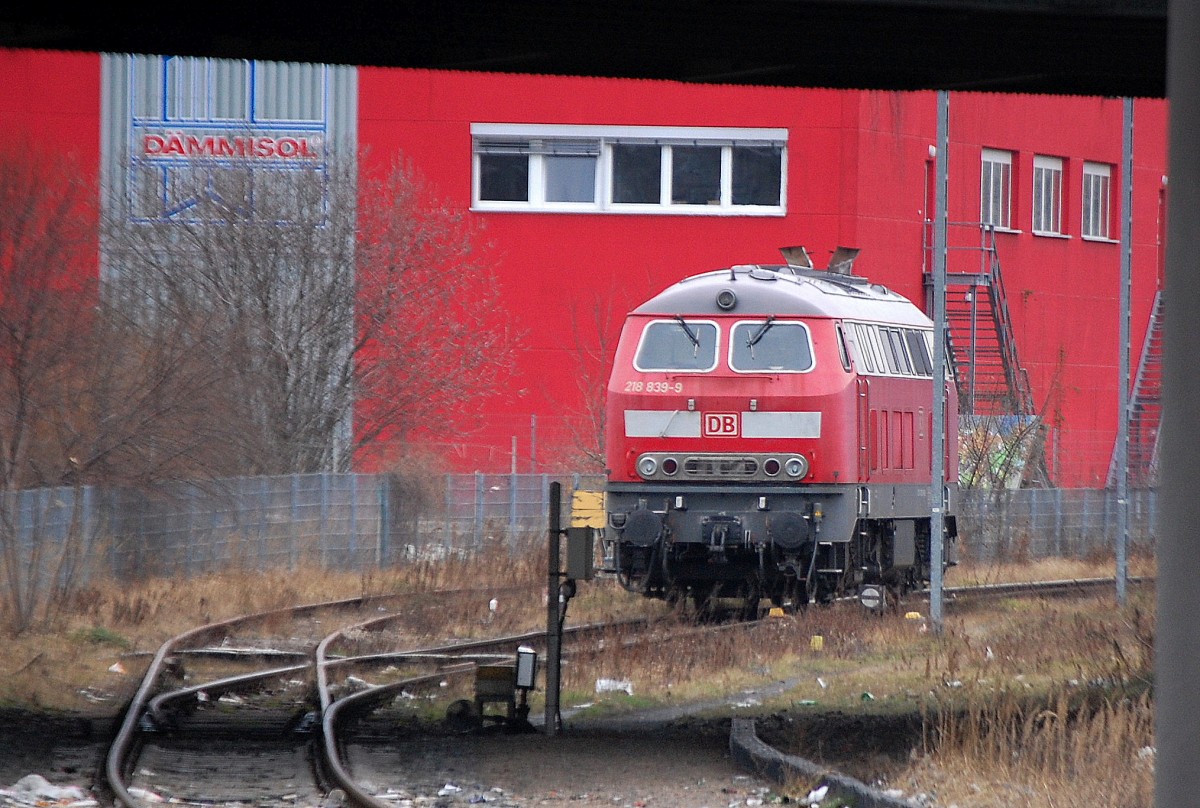 218 839-9 abgestellt unterhalb der Berliner Warschauer Brücke, einzige Aufgabe das täglichen Rangieren der DB-CNL Nachtwagen zwischen Waschstr. vor ORT und Bhf. Berlin-Lichtenberg, 18.02.14 