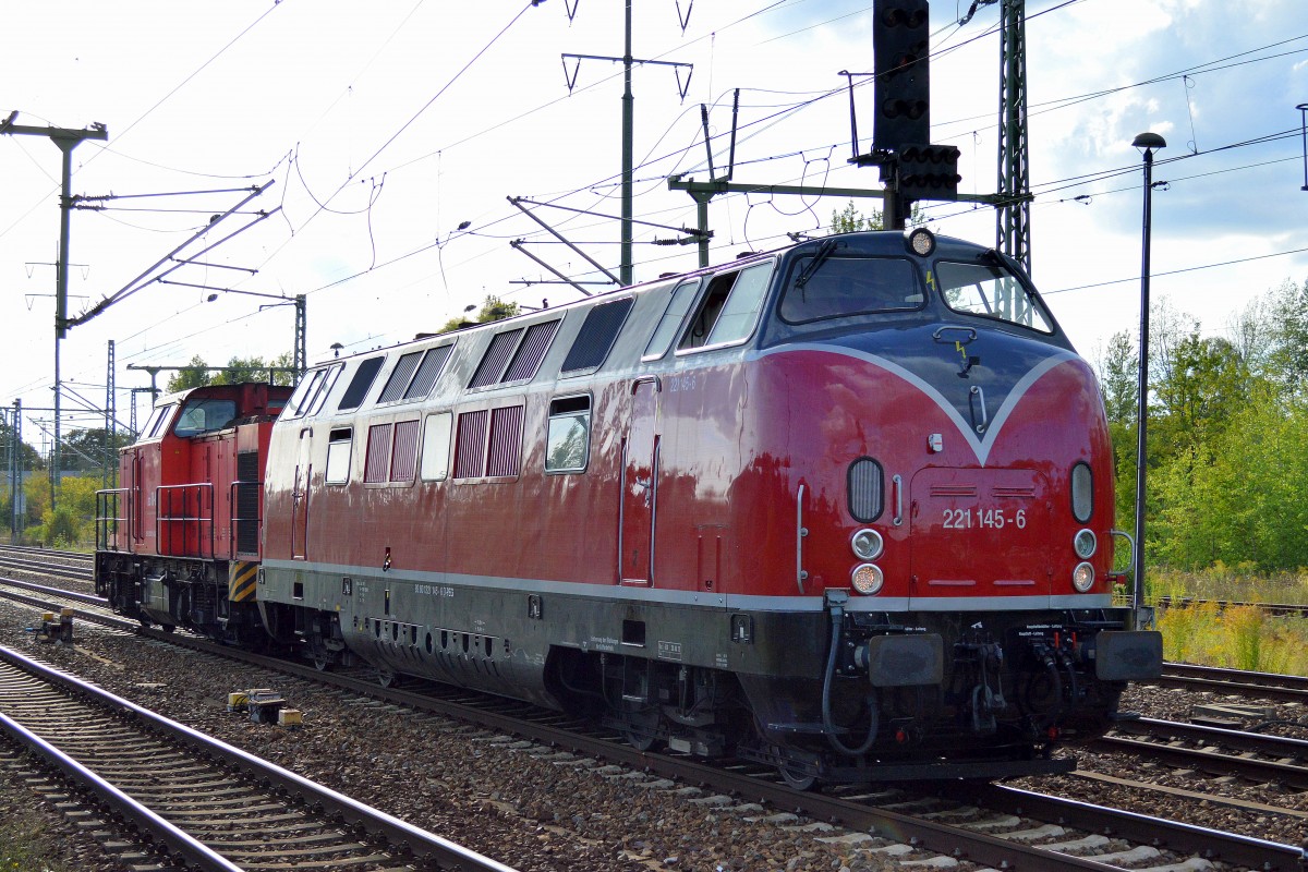 221 145-6 (92 80 1221 145-6 D-PEG) glänzt immer noch so herrlich wie voriges Jahr bei der InnoTrans Berlin, hier kam sie überraschend mit der EBM 203 111-0 am Haken durch den Bhf. Flughafen Berlin-Schönefeld gefahren am 25.09.15