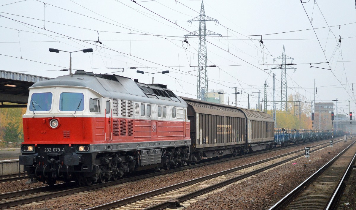 232 079-4 mit gemischtem Güterzug am 30.10.15 Bhf. Flughafen Berlin-Schönefeld.