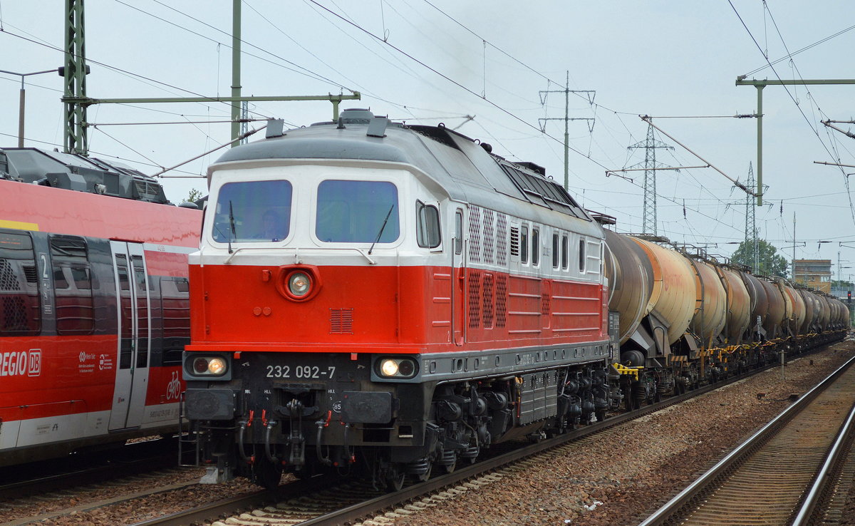 232 092-7 mit einem Ganzzug Knickkesselwagen am 11.07.16 Bf. Flughafen Berlin-Schönefeld.