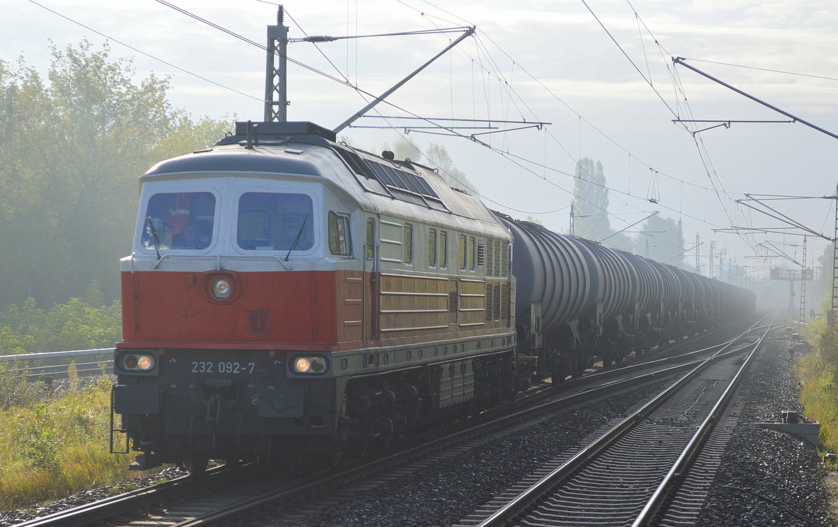 232 092-7 mit Kesselwagenzug (leer)Richtung Stendell am 20.09.17 Berlin-Hohenschönhausen.