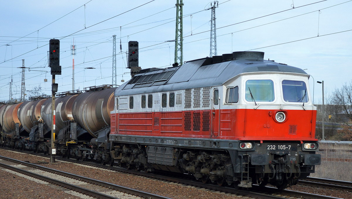 232 105-7 mit einem Ganzzug Knickkesselwagen (für Kreideschlamm)am 22.03.17 Durchfahrt Bf. Flughafen Berlin-Schönefeld.