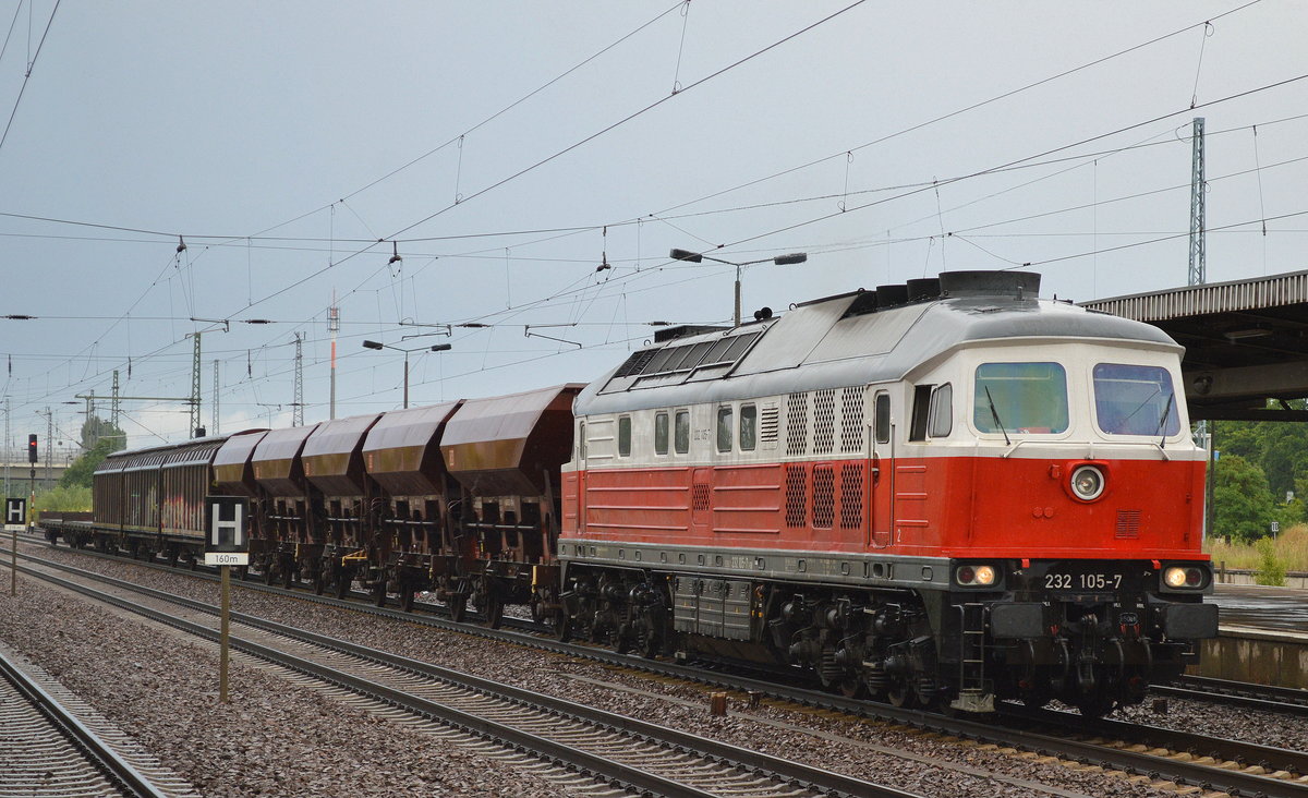 232 105-7 mit einem kurzen gemischten Güterzug am 27.07.16 Bf. Flughafen Berlin-Schönefeld. 