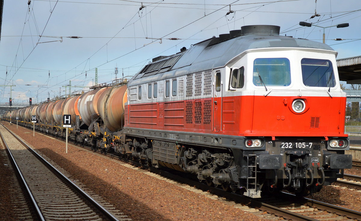 232 105-7 mit Ganzzug Knickkesselwagen (Kreideschlamm) am 25.04.16 Durchfahrt Bhf. Flughafen Berlin-Schönefeld.