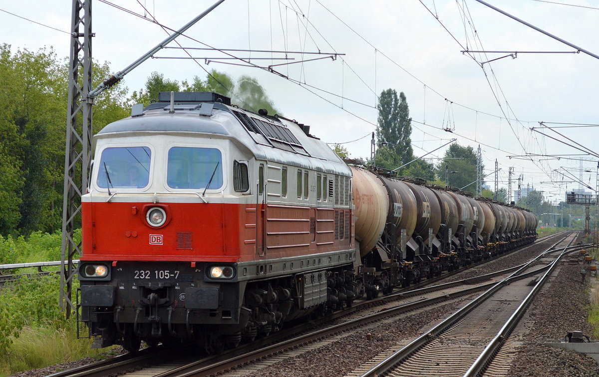 232 105-7 mit Knickkesselwagenzug (kreideschlamm) am 27.07.17 Berlin-Hohenschönhausen.