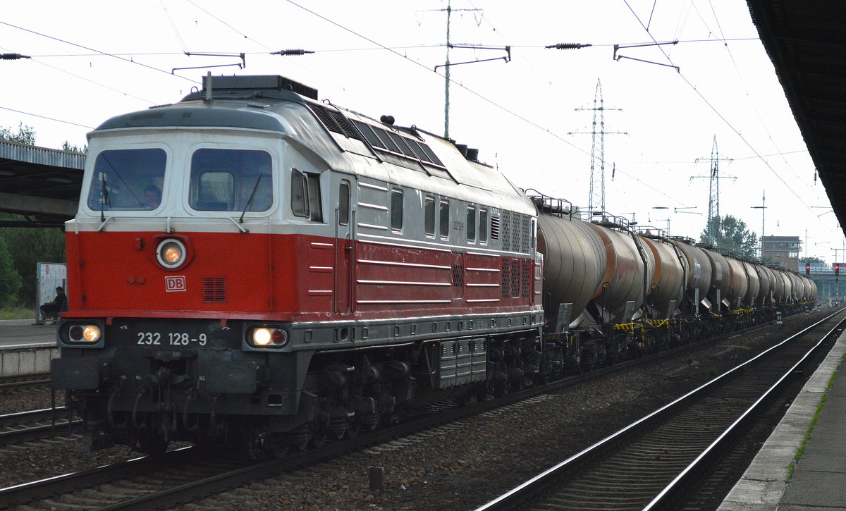 232 128-9 mit Knickkesselwagenzug am 28.06.17 Bf. Flughafen Berlin-Schönefeld bei Gewitter.