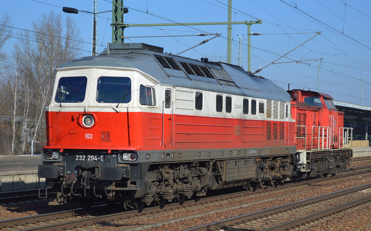232 294-9 mit der 298 328-6 am Haken am 14.02.17 Durchfahrt Bf. Flughafen Berlin-Schönefeld.