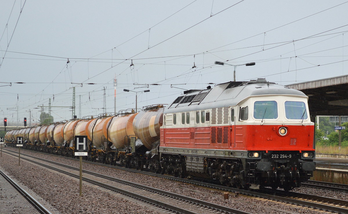 232 294-9 mit einem Ganzzug Knickkesselwagen am 27.07.16 Bf. Flughafen Berlin-Schönefeld.