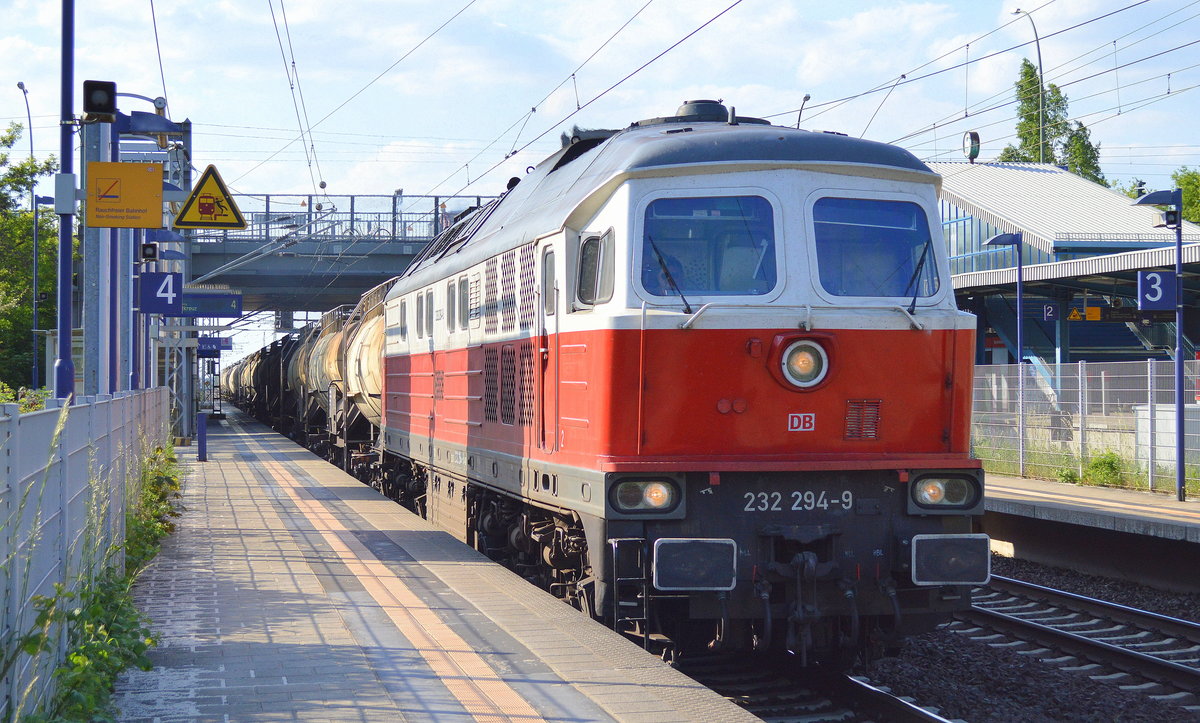 232 294-9 mit einem Knickkesselwagenzug (Kreideschlamm) am 22.05.17 Bf. Berlin-Hohenschönhausen.
