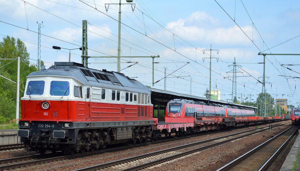 232 294-9 mit einem Leerzug Drehgestell-Flachwagen am 28.06.17 Bf. Flughafen Berlin-Schönefeld.