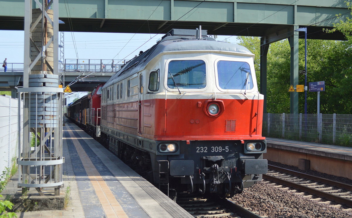 232 309-5 mit einer 298ér und gemischtem Güterzug am Haken am 29.05.17 Bf. Berlin-Hohenschönhausen.