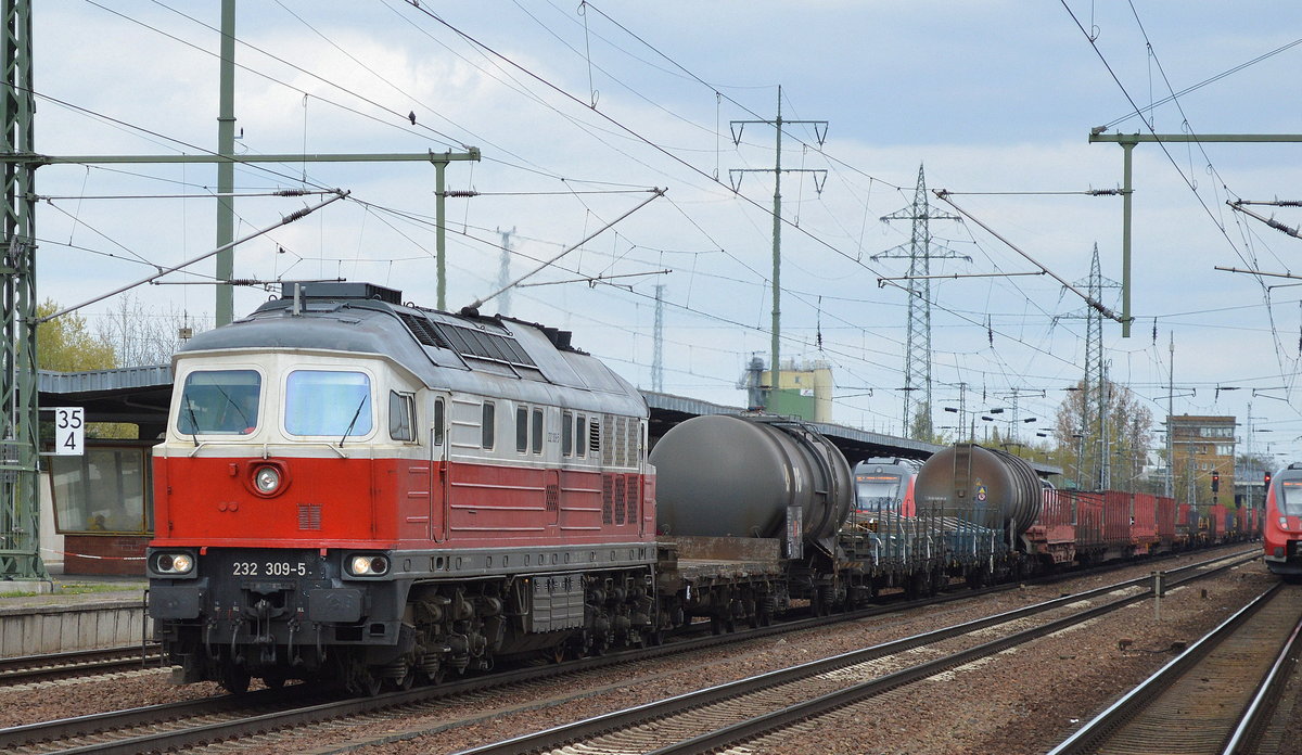 232 309-5 mit gemischtem Güterzug am 20.04.17 Bf. Flughafen Berlin-Schönefeld.