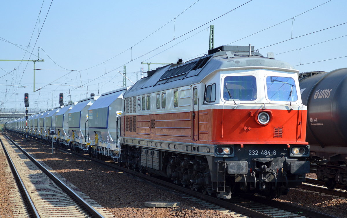 232 484-6 mit einem Ganzzug fabrikneuer Gedeckter Schüttgutwagen mit schlagartiger Schwerkraft-Mittenentladung vom Typ Tanoos vom Einsteller NACCO/A CIT Company mit niederländischer Registrierung, ich konnte auf einem der Beipackzettel den Auftraggeber YARA ROSTOCK, ROSTOCK POPPENDORF, W/G ZALACZNIKA entziffern, 16.09.16 Bf. Flughafen Berlin-Schönefeld.