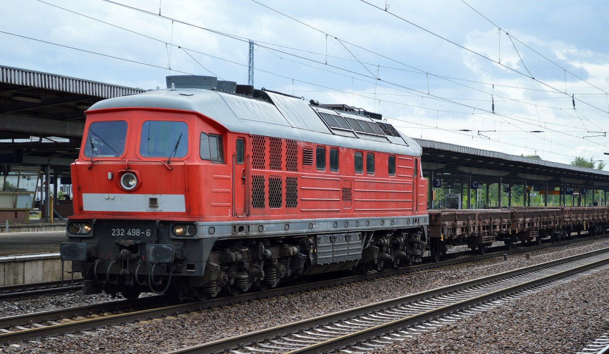 232 498-6 mit einigen leeren Flachwagen bei der Durchfahrt Bhf. Flughafen Berlin-Schönefeld, 19.06.15