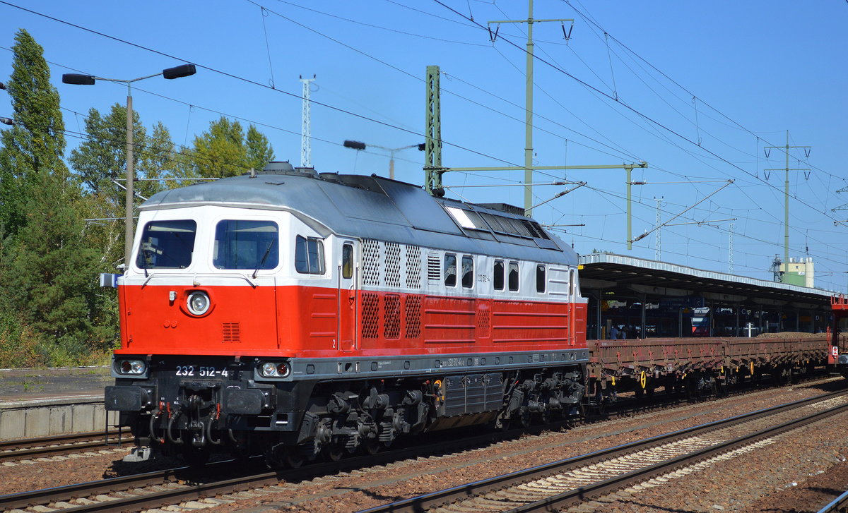 232 512-4 mit einem Ganzzug Drehgestell-Flachwagen am 15.09.16 Bf. Flughafen Berlin-Schönefeld.